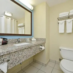 Отель Comfort Suites Tulare ванная фото 2