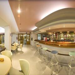 Отель Hostal Adelino гостиничный бар