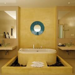 Отель Grand Bleu Ocean View Pool Suite ванная