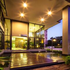 Отель Livotel Hotel Lat Phrao Bangkok Таиланд, Бангкок - отзывы, цены и фото номеров - забронировать отель Livotel Hotel Lat Phrao Bangkok онлайн бассейн фото 2