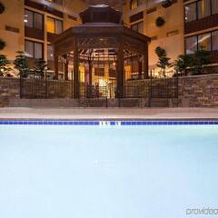 Отель Holiday Inn Bloomington Airport South Mall Area Блумингтон бассейн