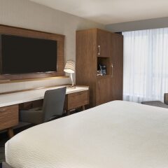Отель Four Points by Sheraton Toronto Airport East Канада, Торонто - отзывы, цены и фото номеров - забронировать отель Four Points by Sheraton Toronto Airport East онлайн удобства в номере фото 2
