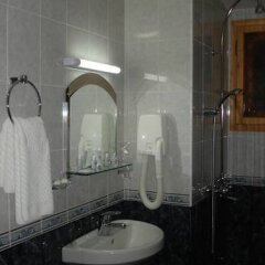Отель Agarta Family Hotel Болгария, Чепеларе - отзывы, цены и фото номеров - забронировать отель Agarta Family Hotel онлайн ванная