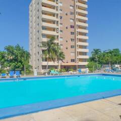 Апартаменты Sundreamer Beach Studio at Turtle Towers бассейн
