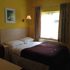Acton Town Hotel комната для гостей