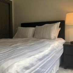 Апартаменты SoBe Arena District Apartments комната для гостей