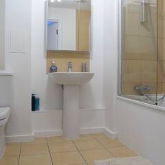 Отель 1 Bedroom Flat With a Balcony View of the Shard ванная