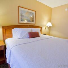 Отель Hampton Inn by Hilton Vancouver-Airport/Richmond Канада, Ричмонд - отзывы, цены и фото номеров - забронировать отель Hampton Inn by Hilton Vancouver-Airport/Richmond онлайн комната для гостей фото 4