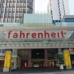Отель Fahrenheit Homes - The Heart of KL Малайзия, Куала-Лумпур - отзывы, цены и фото номеров - забронировать отель Fahrenheit Homes - The Heart of KL онлайн парковка
