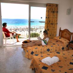 Отель Apartamentos Playa Moreia комната для гостей