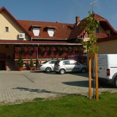 Arany Patkó Hotel & Restaurant парковка