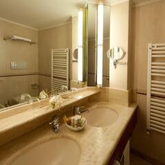 Отель Radisson Blu Resort, Terme di Galzignano Италия, Региональный парк Colli Euganei - 1 отзыв об отеле, цены и фото номеров - забронировать отель Radisson Blu Resort, Terme di Galzignano онлайн ванная