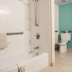 Отель Comfort Suites Lake City Лейк-Сити ванная