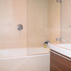 Отель Charming 2 Bedroom Apartment Next to Maltby Market Великобритания, Лондон - отзывы, цены и фото номеров - забронировать отель Charming 2 Bedroom Apartment Next to Maltby Market онлайн ванная фото 2