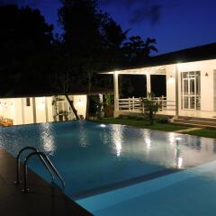 Отель Beach Grove Villas бассейн
