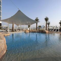 Отель Yas Island Rotana бассейн