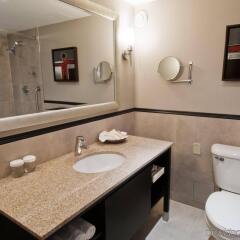 Отель Crowne Plaza Gatineau-Ottawa Канада, Гатино - отзывы, цены и фото номеров - забронировать отель Crowne Plaza Gatineau-Ottawa онлайн ванная