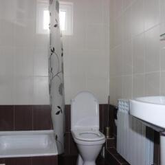 Отель Sweet House Guest house Кыргызстан, Каракол - отзывы, цены и фото номеров - забронировать отель Sweet House Guest house онлайн ванная фото 2