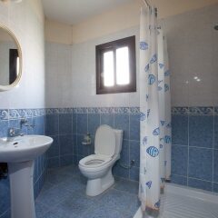 Отель Marinea Beach Villas ванная фото 2