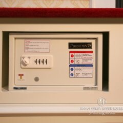 Отель Hanoi Guest House Royal сейф в номере