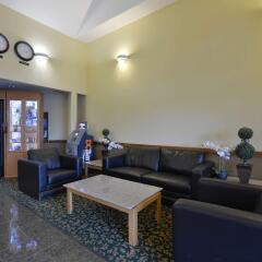 Отель Canadas Best Value Inn Valemount интерьер отеля