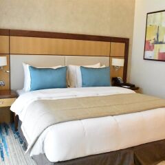 Отель Golden Tulip Al Thanyah комната для гостей фото 5