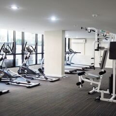 Отель Bright And Cozy Place Near Dmk Airport Бангкок фитнесс-зал