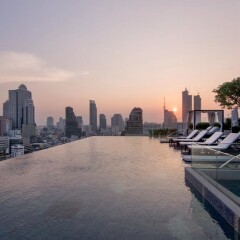 Отель Marriott Bangkok The Surawongse Бангкок бассейн