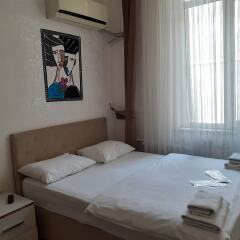 The Golden Pera's Hotel сейф в номере