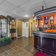 Отель Econo Lodge Montmorency Falls Канада, Буашатель - отзывы, цены и фото номеров - забронировать отель Econo Lodge Montmorency Falls онлайн гостиничный бар