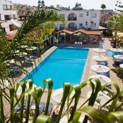 Christabelle Hotel Apartments бассейн