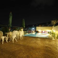 Hemingways Silk Hotel