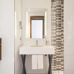 Hampton by Hilton Kocaeli Турция, Измит - отзывы, цены и фото номеров - забронировать отель Hampton by Hilton Kocaeli онлайн удобства в номере фото 2