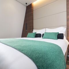 Отель Dominic Smart & Luxury Suites Parliament комната для гостей