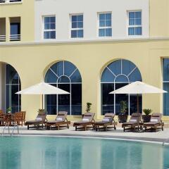 Отель Courtyard by Marriott Dubai Green Community спортивное сооружение