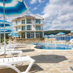 Nushev Hotel Свети Влас бассейн