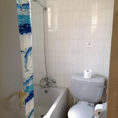 Отель Constantaras Apartments Кипр, Протарас - отзывы, цены и фото номеров - забронировать отель Constantaras Apartments онлайн ванная