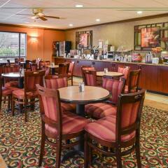 Отель Best Western Plus Cascade Inn & Suites гостиничный бар