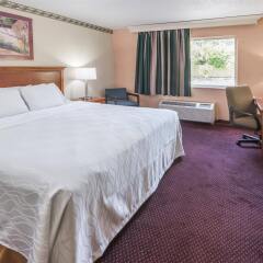 Отель Days Inn Columbus North Колумбус комната для гостей
