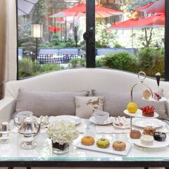 Hotel Plaza Athenee Париж в номере фото 2