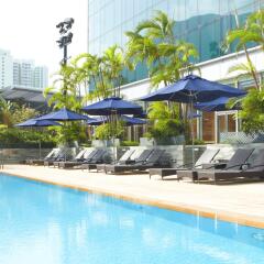 Отель Novotel Citygate Hong Kong бассейн