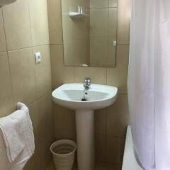 Отель Hostal Residencia Nicolau Испания, Сан-Антони-де-Портмань - отзывы, цены и фото номеров - забронировать отель Hostal Residencia Nicolau онлайн ванная