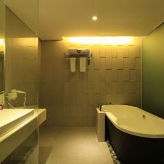 Bedrock Hotel Kuta Bali ванная фото 2
