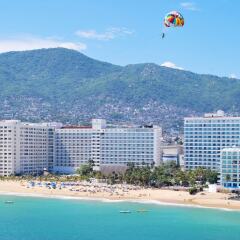 Hotel Emporio Acapulco пляж