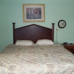 Отель Altamont Motel сейф в номере