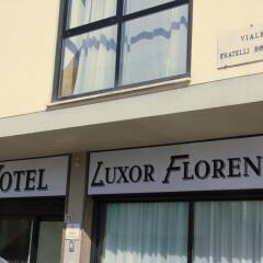 Hotel Luxor Florence вид на фасад