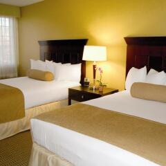 Отель Best Western Plus Carriage Inn Лос-Анджелес сейф в номере