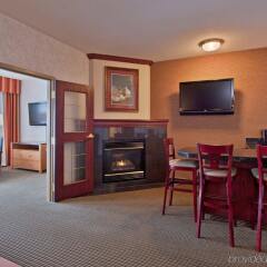 Отель Holiday Inn Express Hotel & Suites Calgary S-Macleod Trail S, an IHG Hotel Канада, Калгари - отзывы, цены и фото номеров - забронировать отель Holiday Inn Express Hotel & Suites Calgary S-Macleod Trail S, an IHG Hotel онлайн комната для гостей фото 5