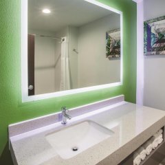 La Quinta Inn & Suites by Wyndham Owasso in Owasso, United States of America from 116$, photos, reviews - zenhotels.com bathroom photo 2