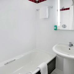 Отель Jurys Inn Brighton Великобритания, Брайтон - 1 отзыв об отеле, цены и фото номеров - забронировать отель Jurys Inn Brighton онлайн ванная фото 2